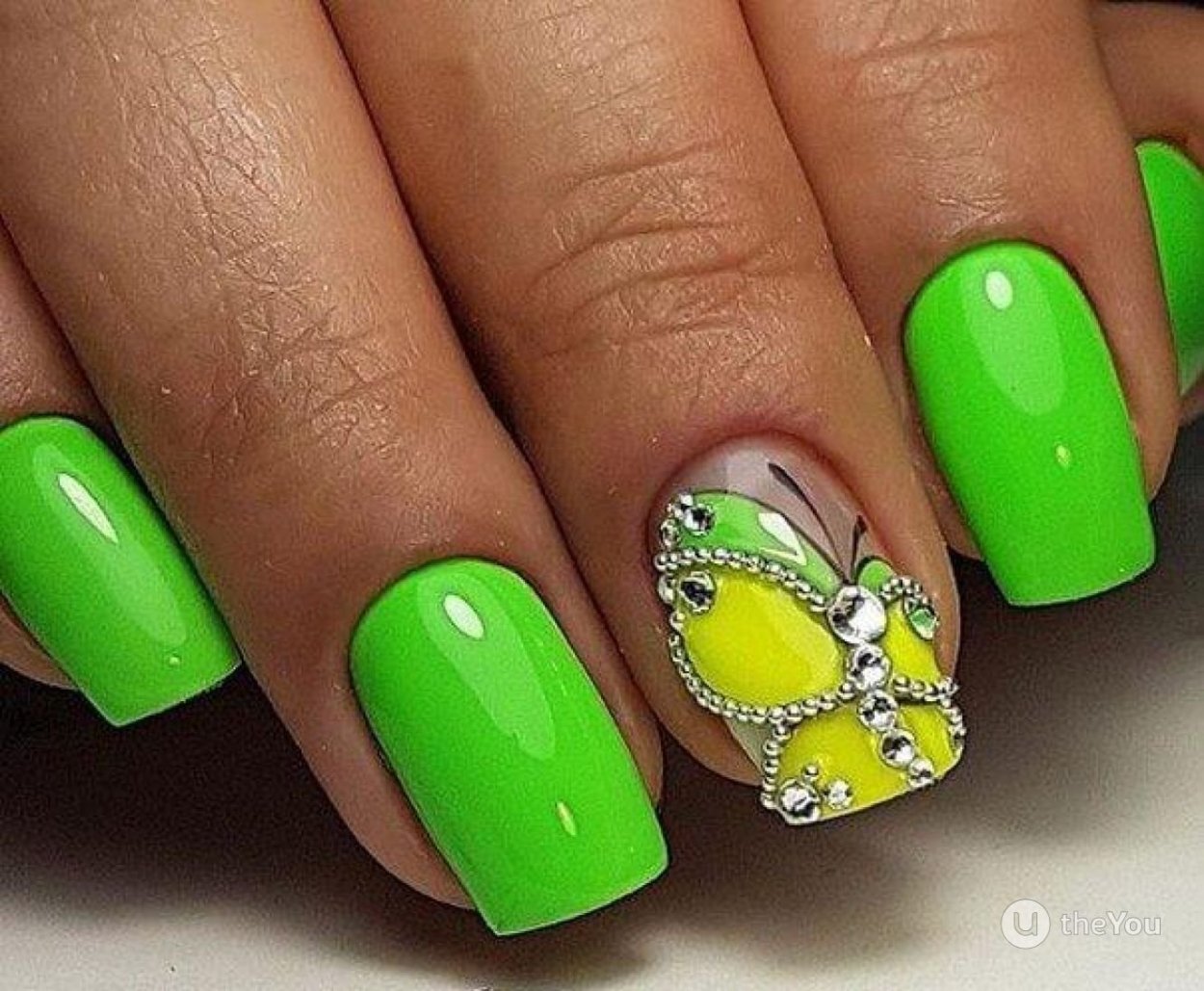 Салатовый маникюр на короткие ногти
