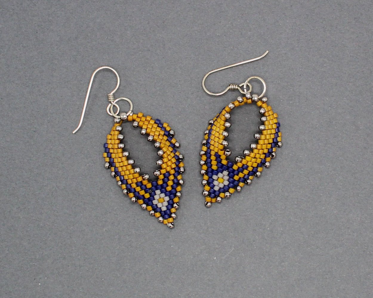 Сережки листики из бисера
