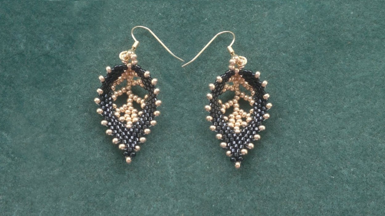 Серёжки из бисера листочки