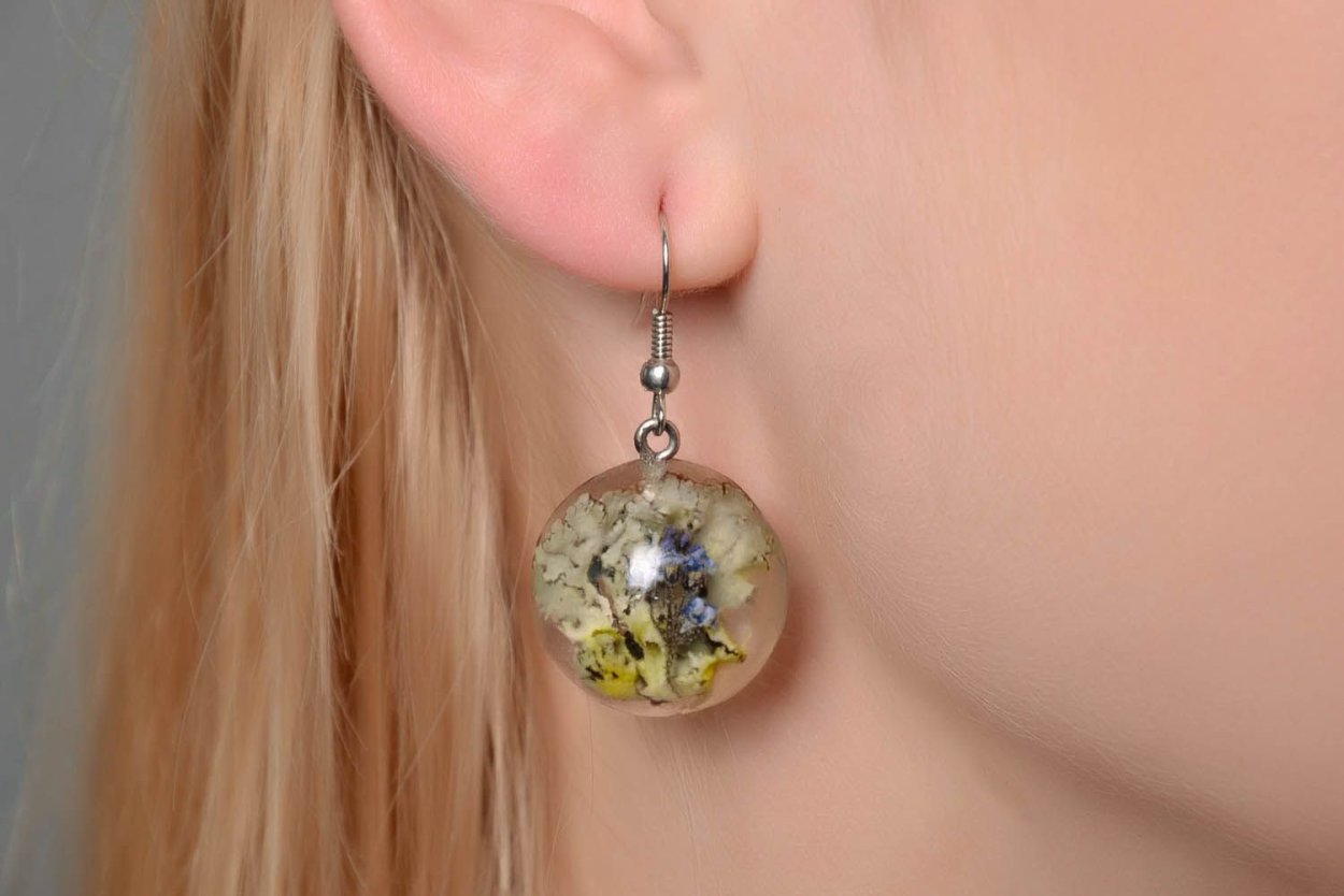 Сережки из эпоксидной смолы