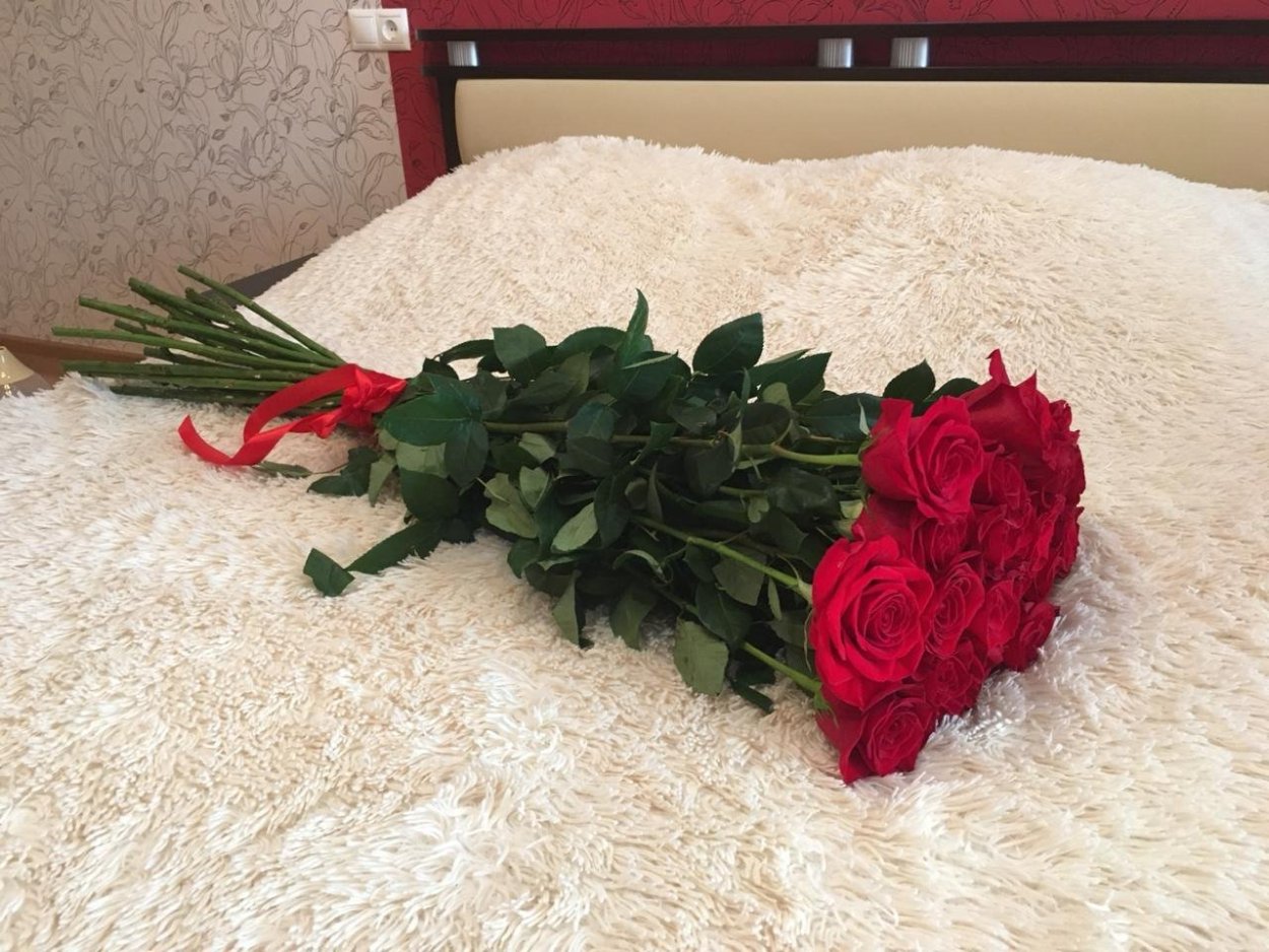 Букет цветов на кровати