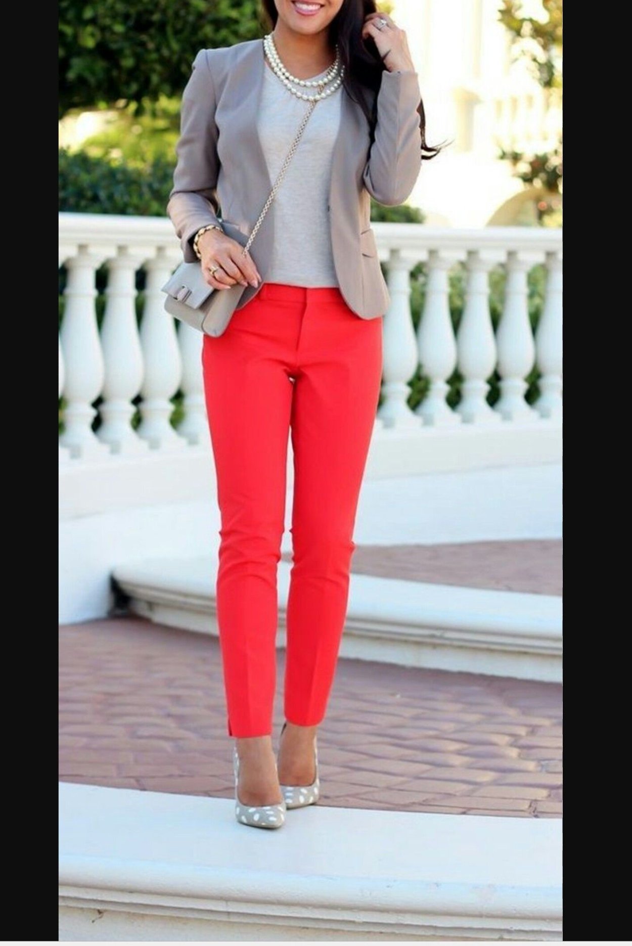Образ с красными брюками