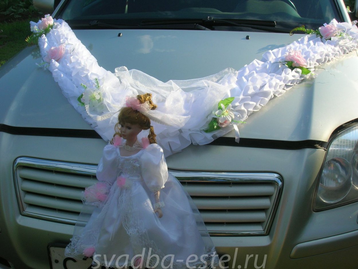 Кукла на свадебной машине