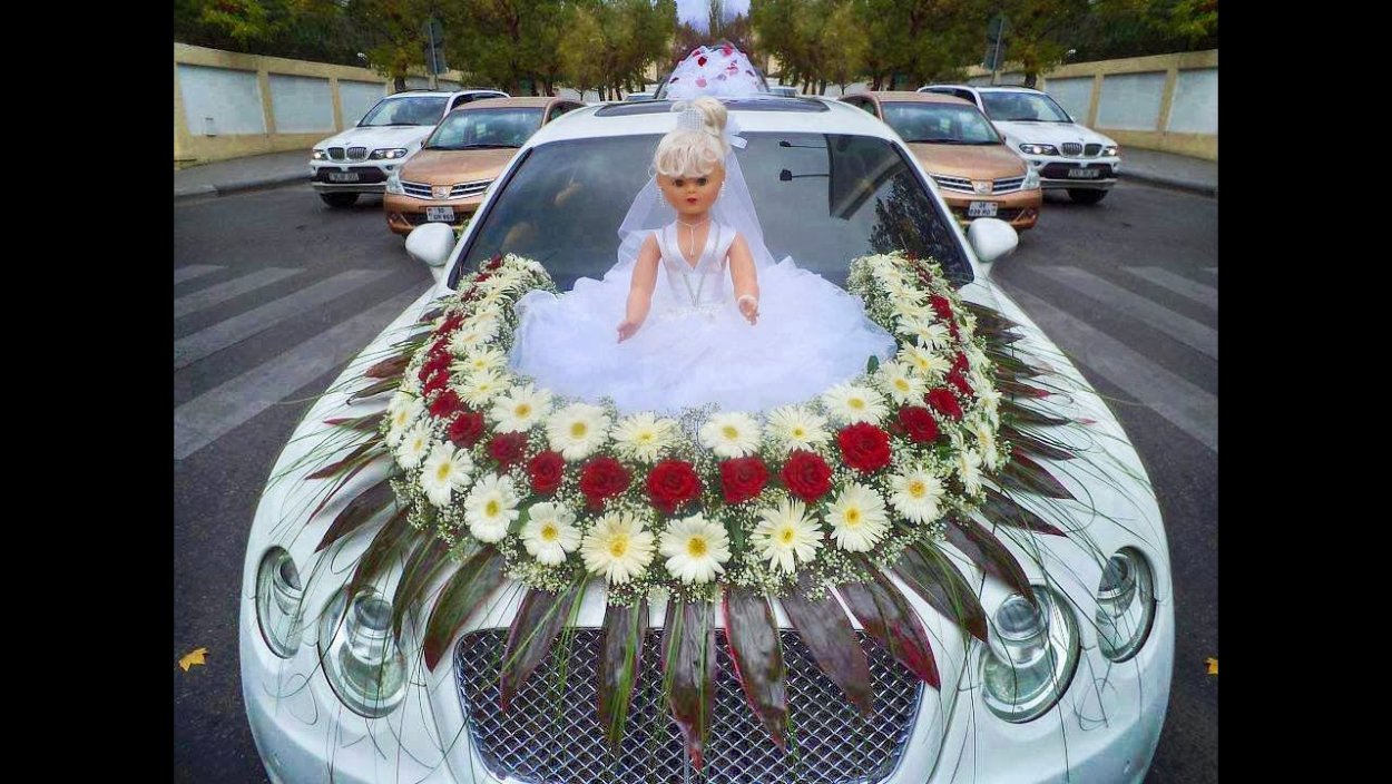 Кукла на свадебной машине