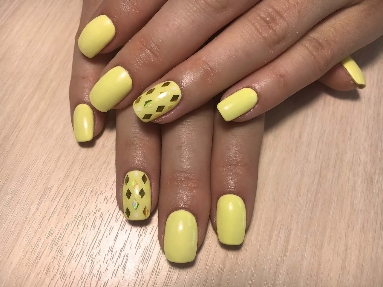 Маникюр с жёлтым цветом