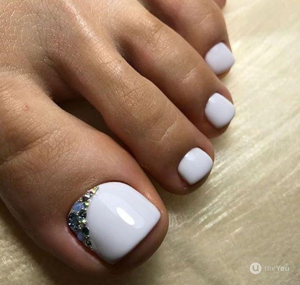 Красивый педикюр со стразами