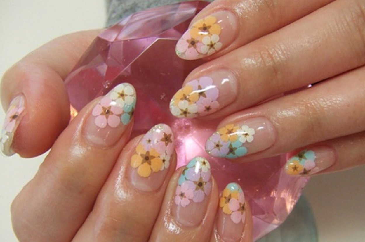 Прозрачные ногти с цветами