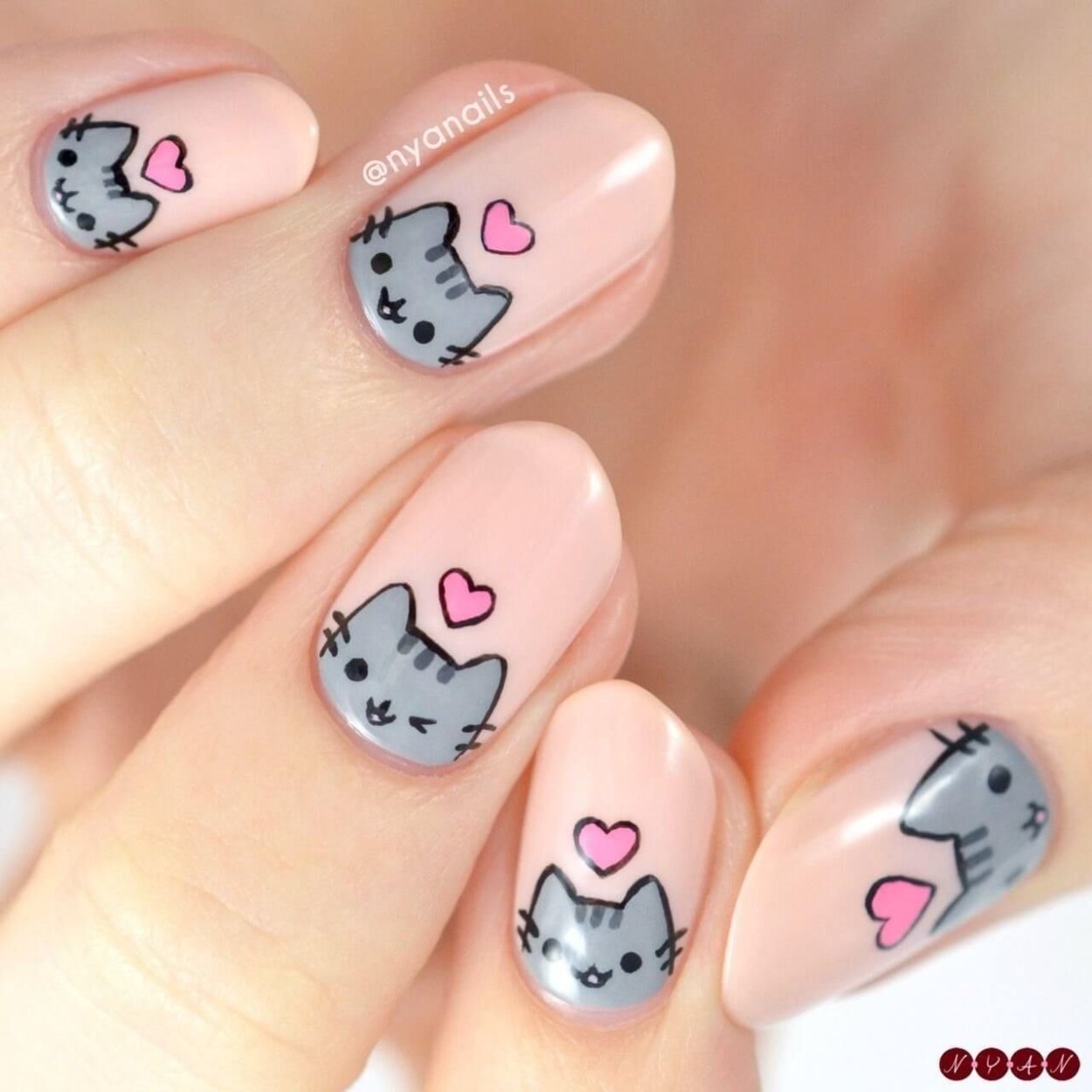 Маникюр с котиками