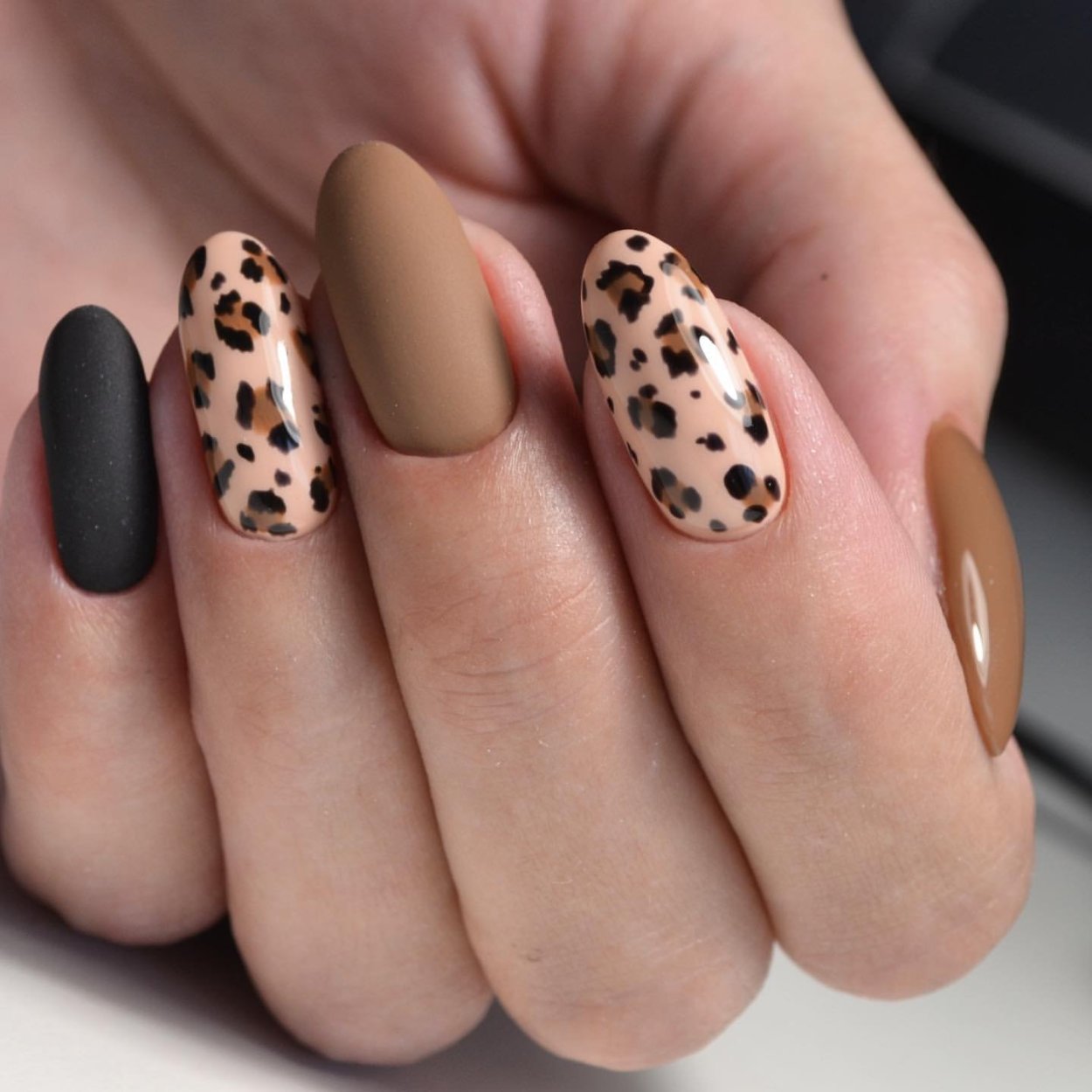 Леопардовый маникюр на короткие ногти
