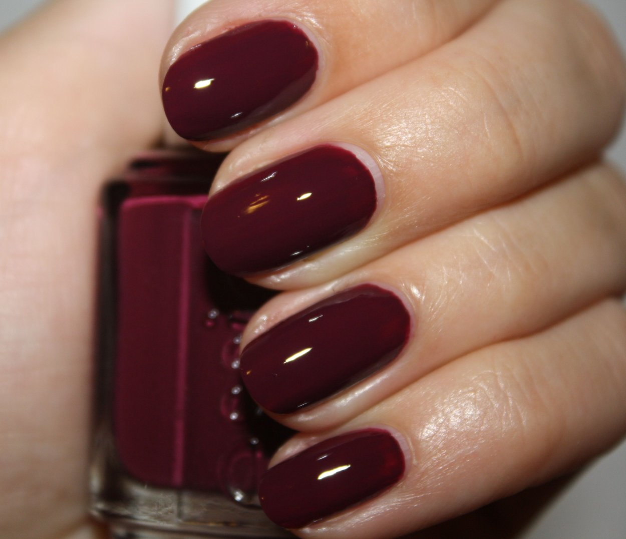Лак Essie спелая вишня