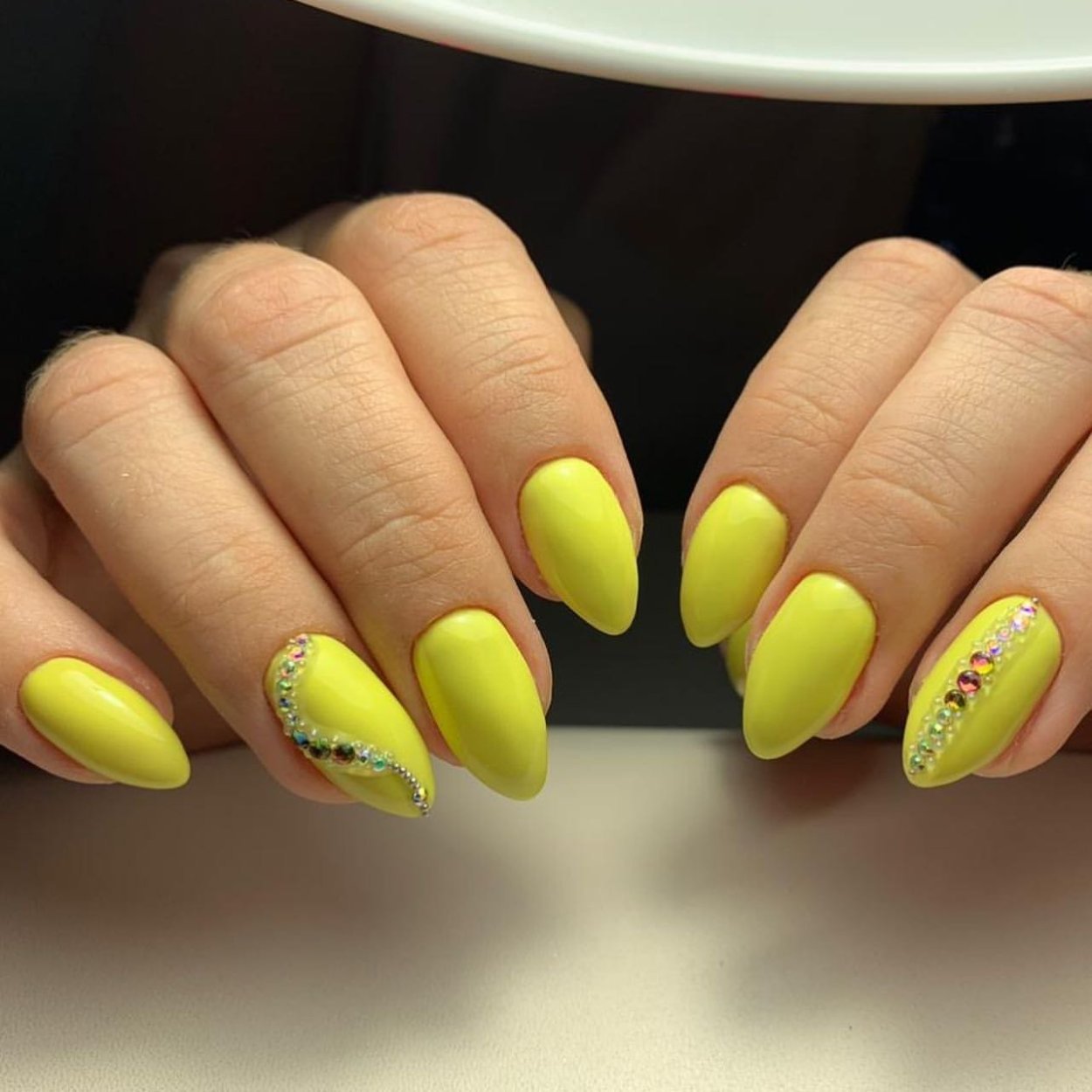 Ногти лимонного цвета