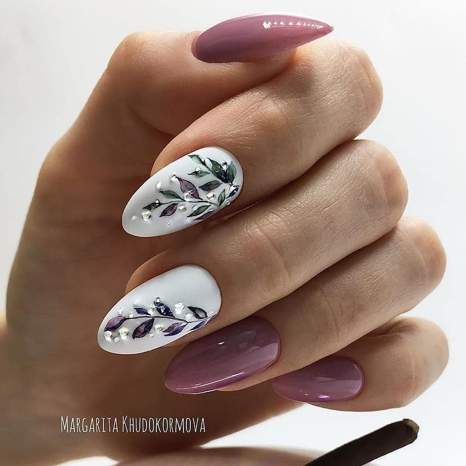 Маникюр миндаль с веточками