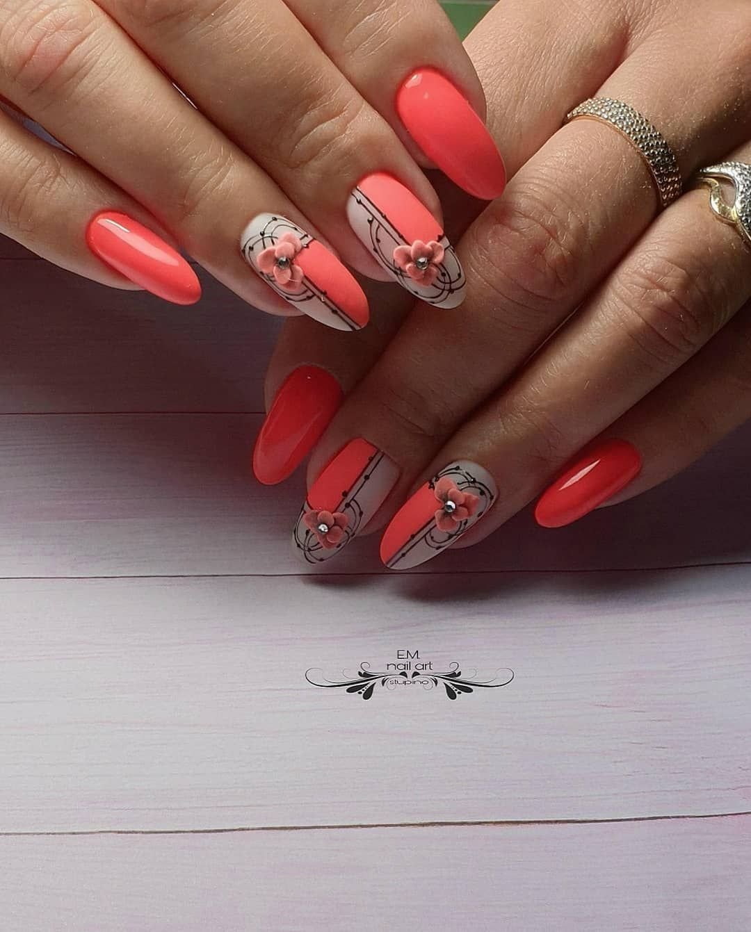 Коралловый цвет маникюра