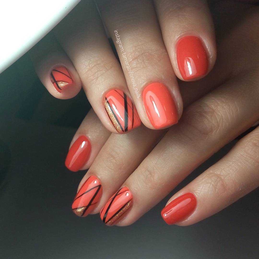 Коралловый маникюр на короткие ногти