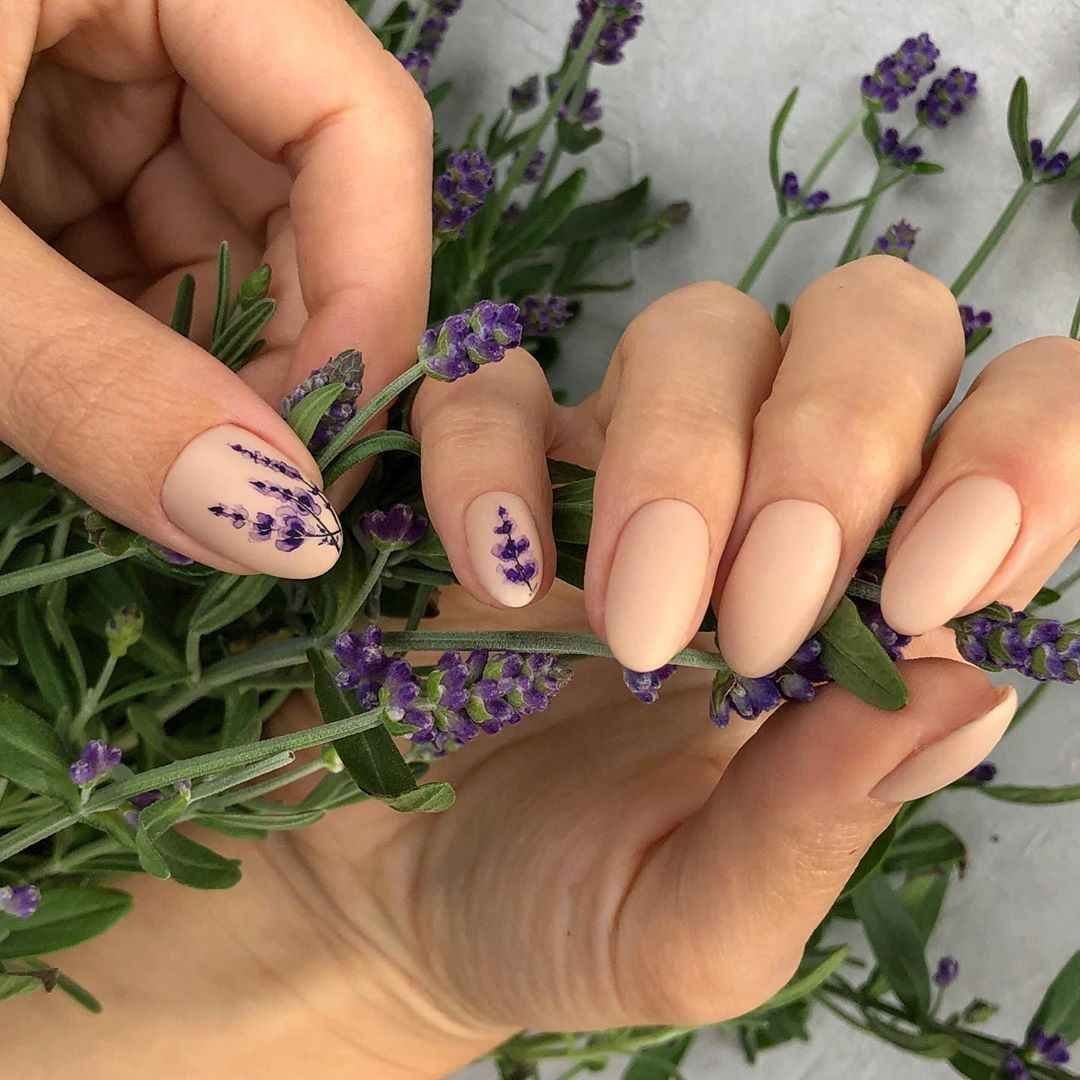 Маникюр с веточкой лаванды