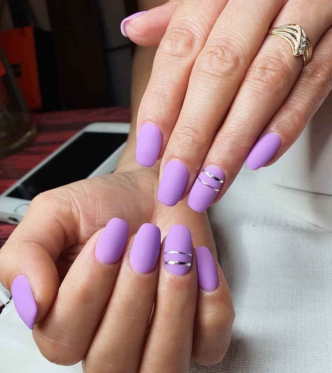 Сиреневые ногти короткие