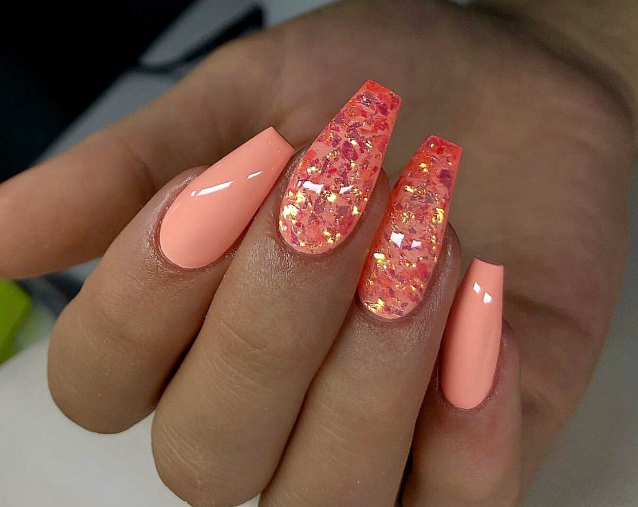 Коралловый цвет маникюра