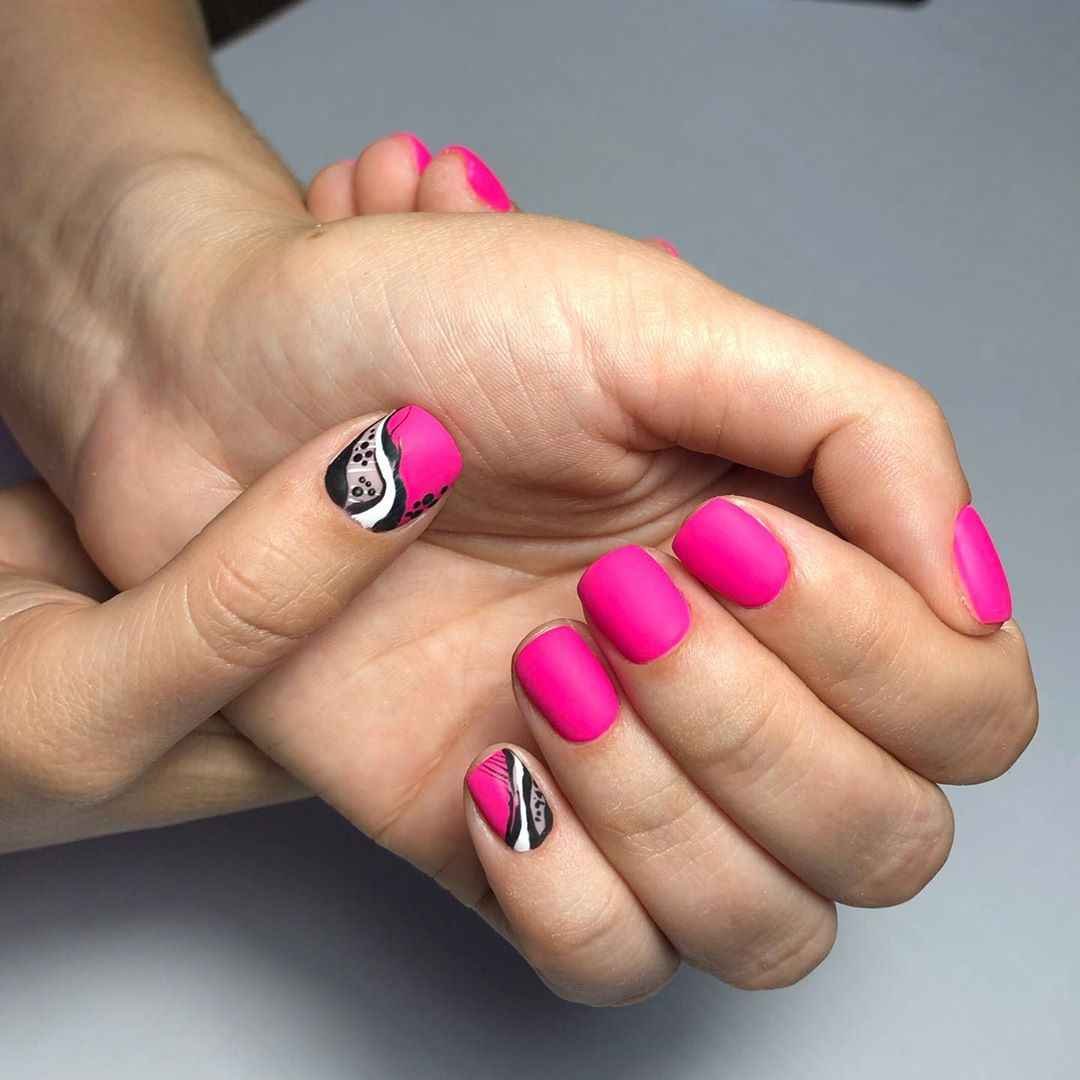 Фуксия маникюр на короткие