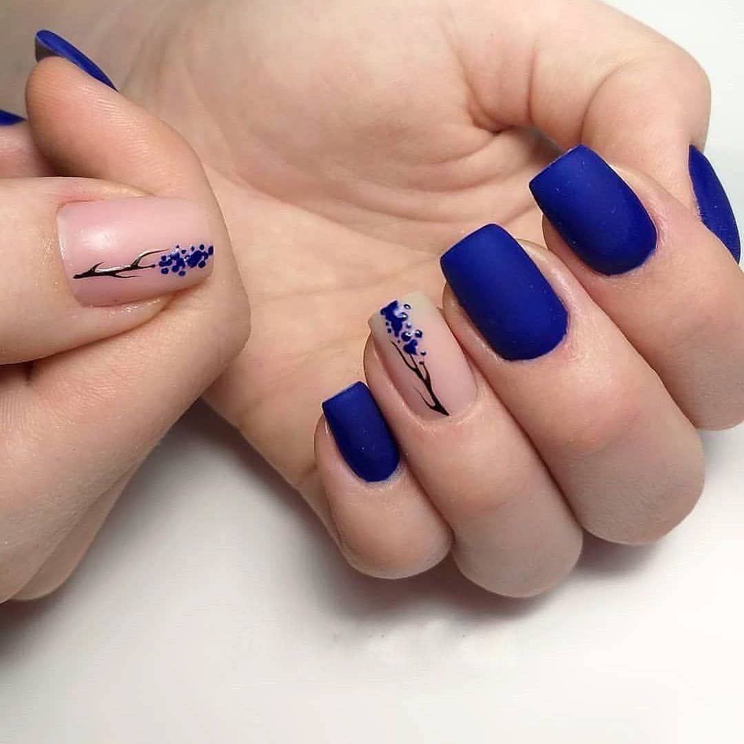 Ногти синие с цветами
