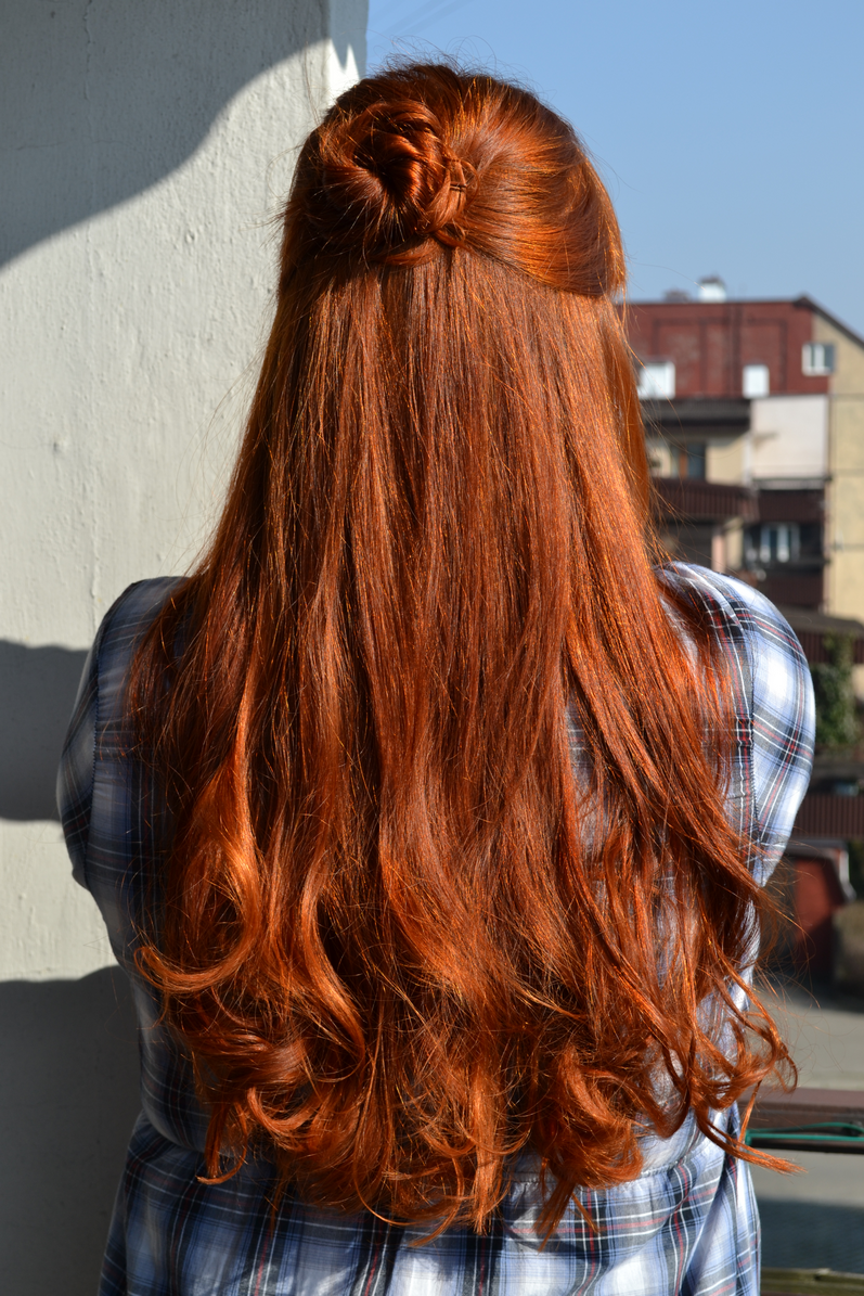 Длинные темно рыжие волосы