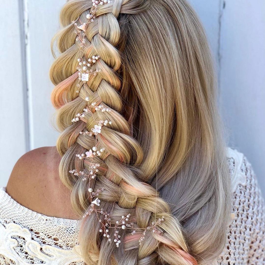 Hairstyle with one long Strand