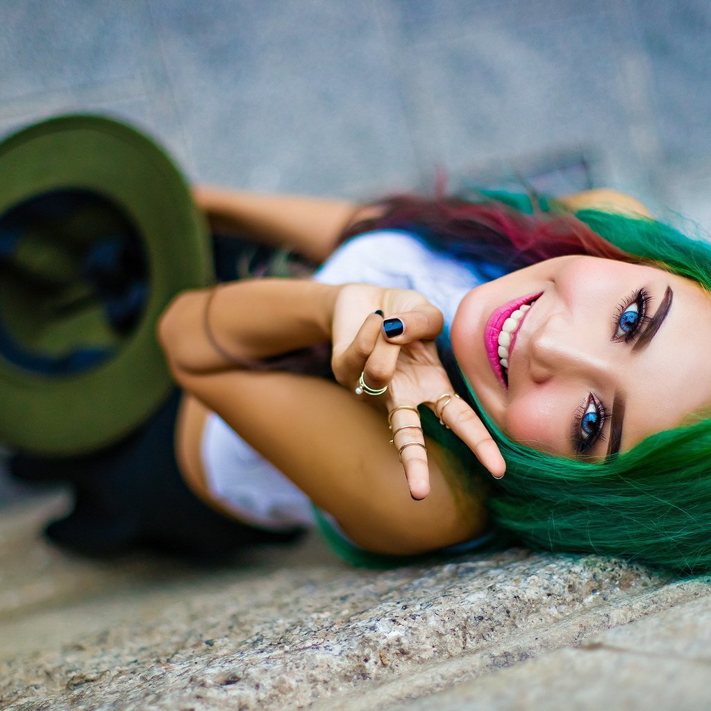 Красивые девушки с зелеными волосами