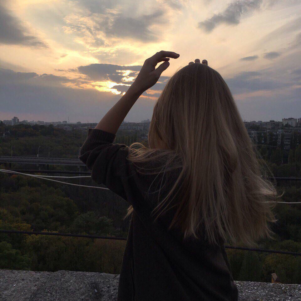 Светлая девушка со спины