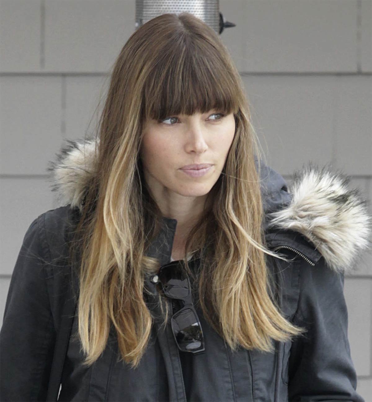 Jessica Biel прическа с челкой