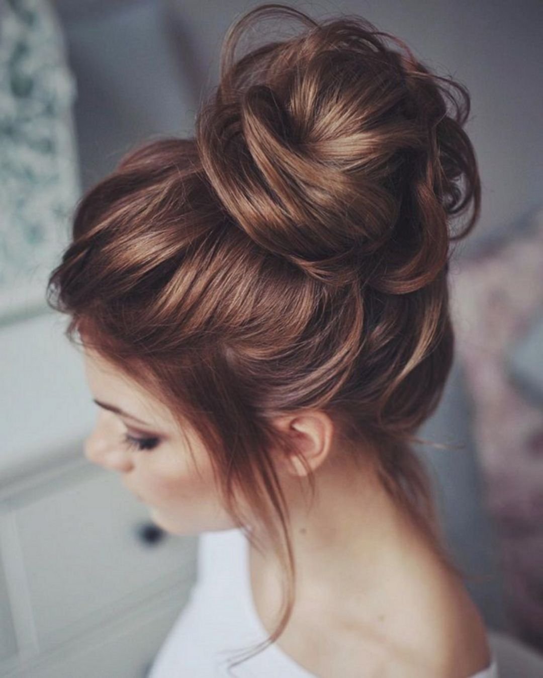 Прическа messy bun