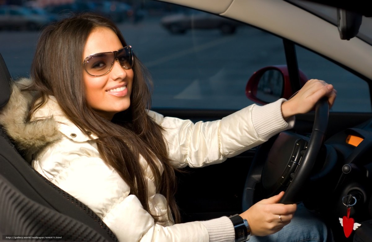 Женщина в очках за рулем