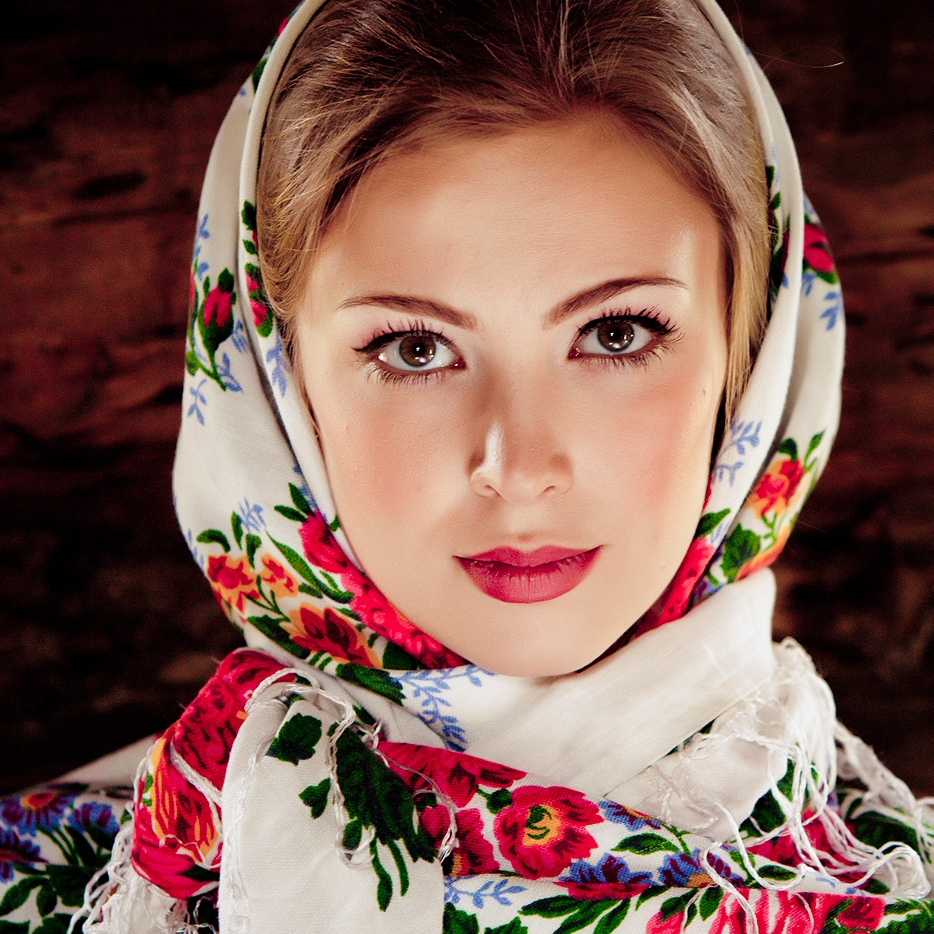Красивая женщина в платке