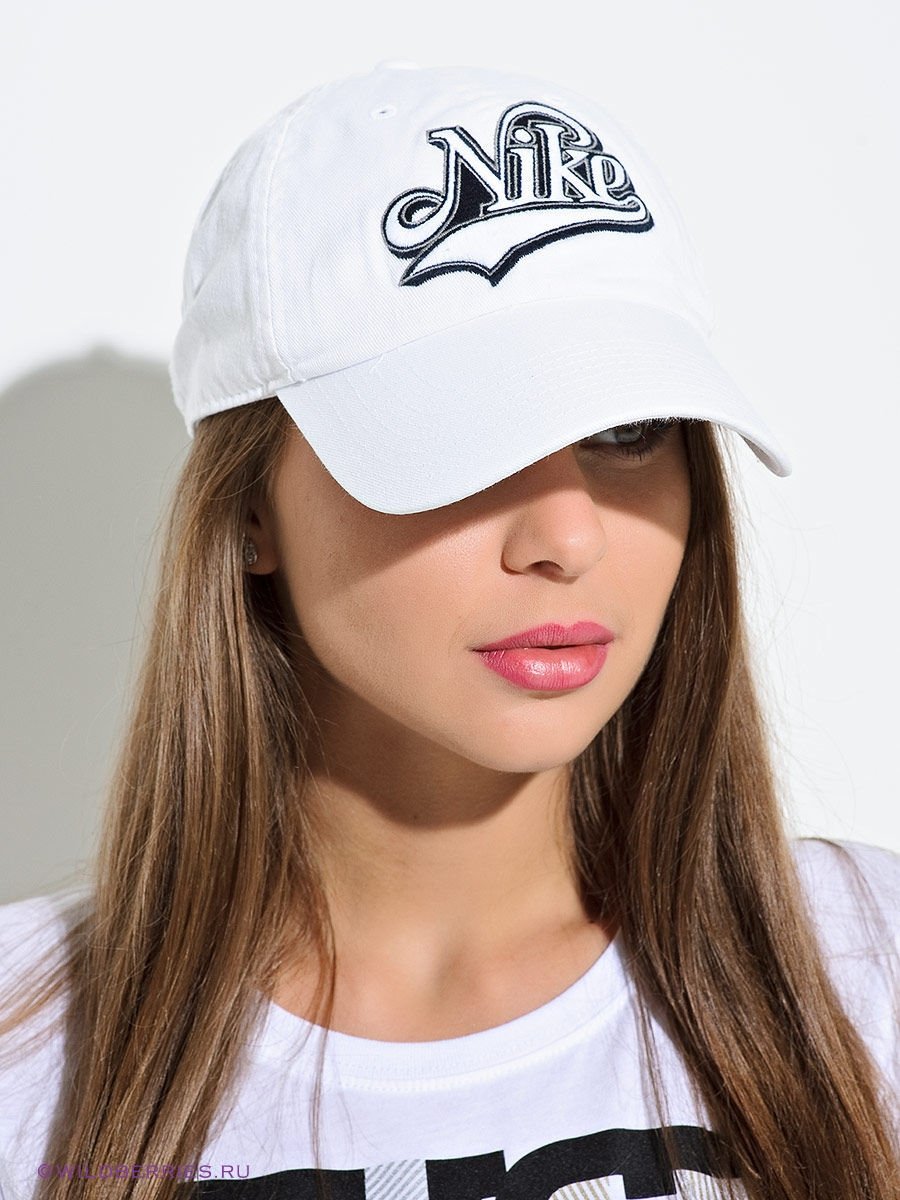 Красивая девушка в кепке