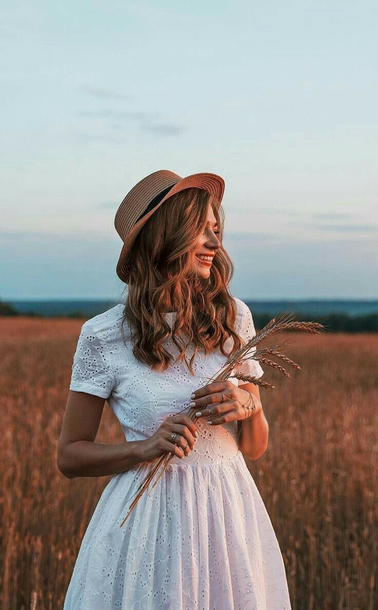 Левушка в платье и шляпе