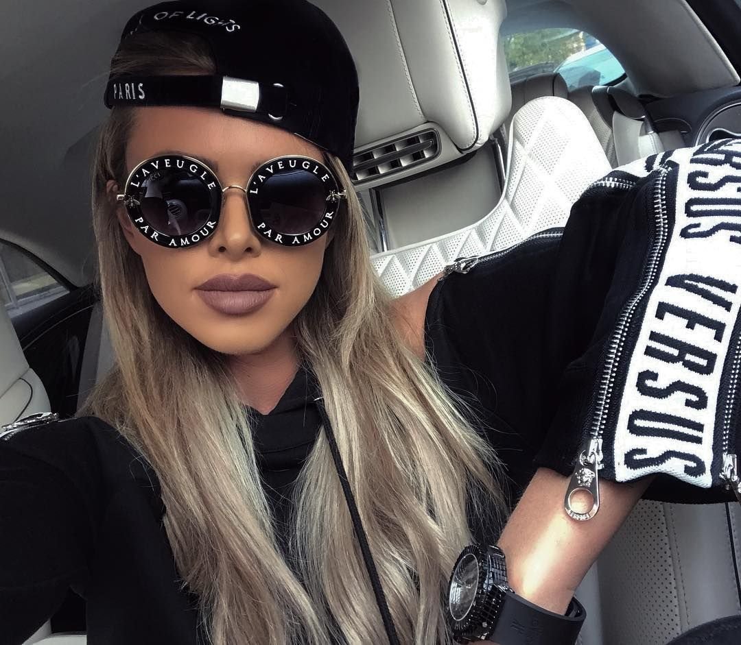 Пафосная девушка