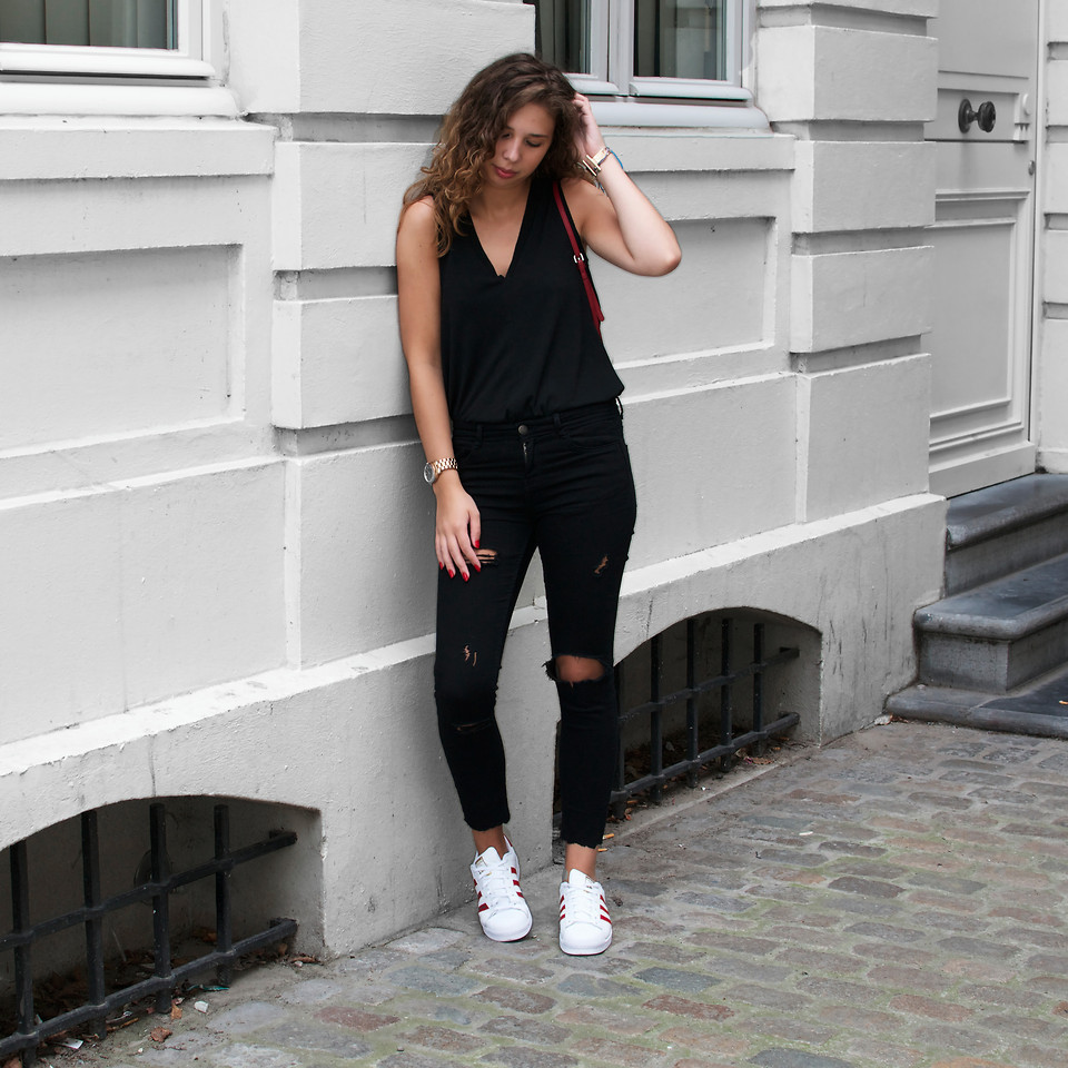 Adidas Superstar черные с джинсами