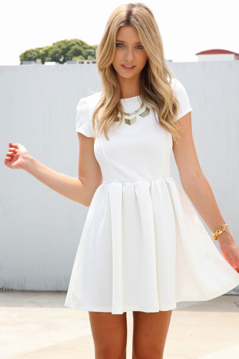 Легкое белое платье
