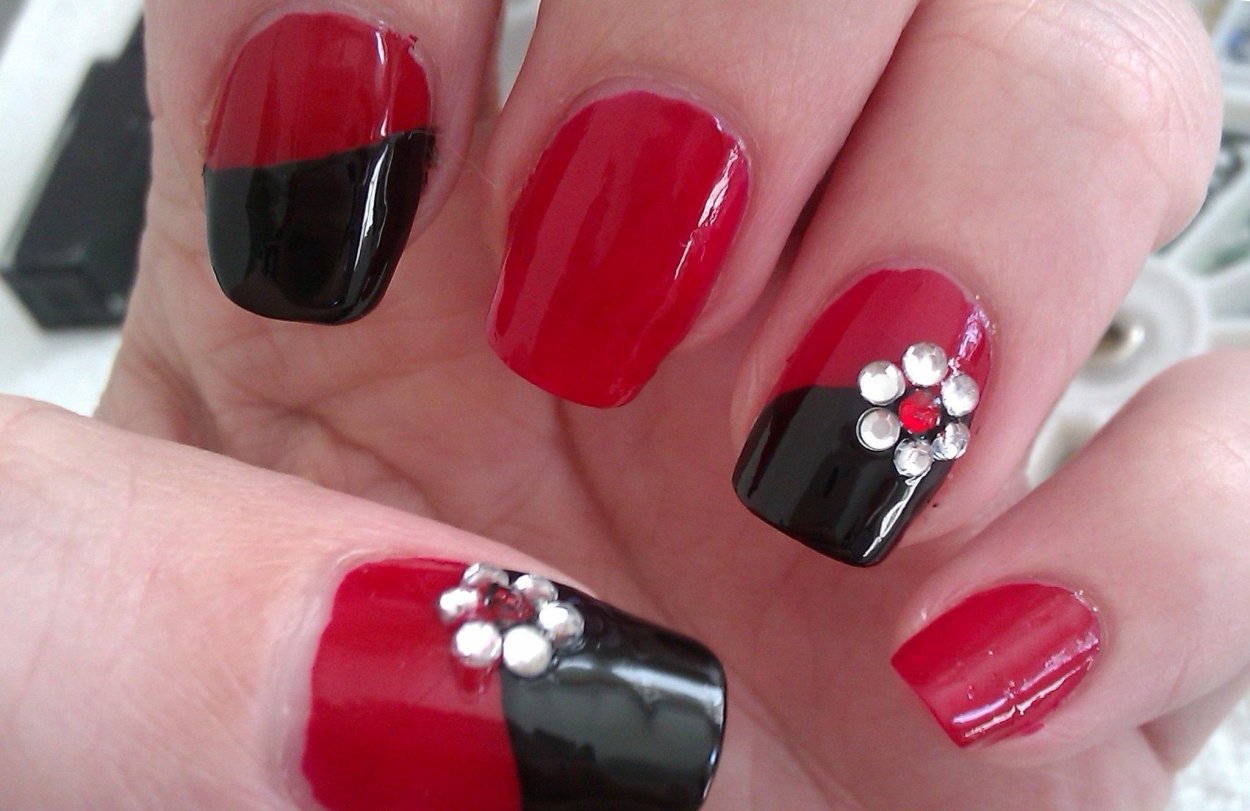 Черные ногти с красными цветами