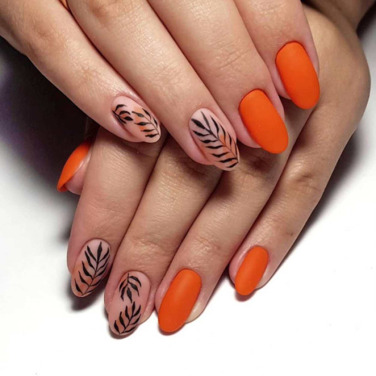 Чёрно оранжевые ногти