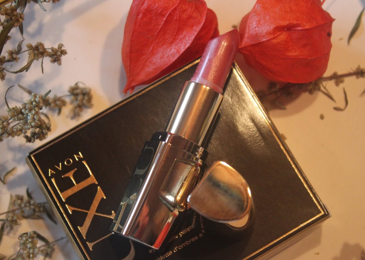 Увлажняющая губная помада Avon Luxe