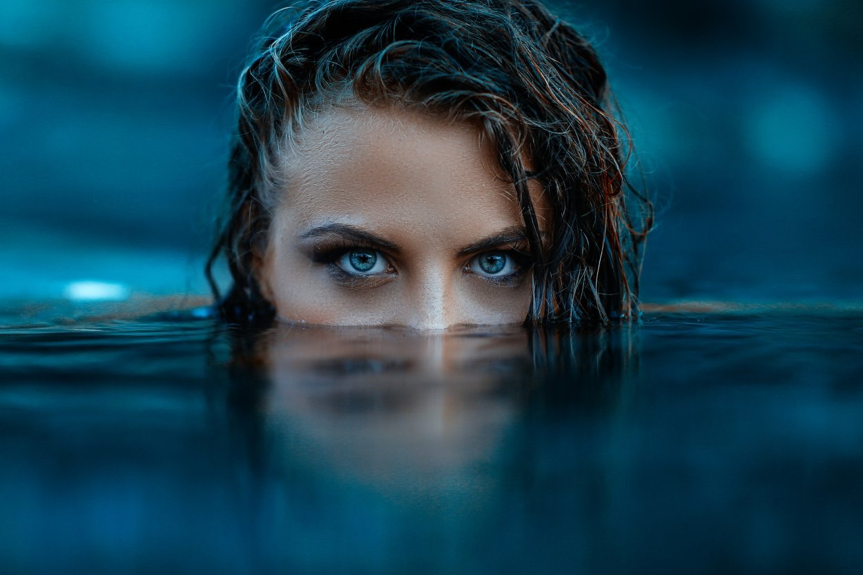 Девушка в воде