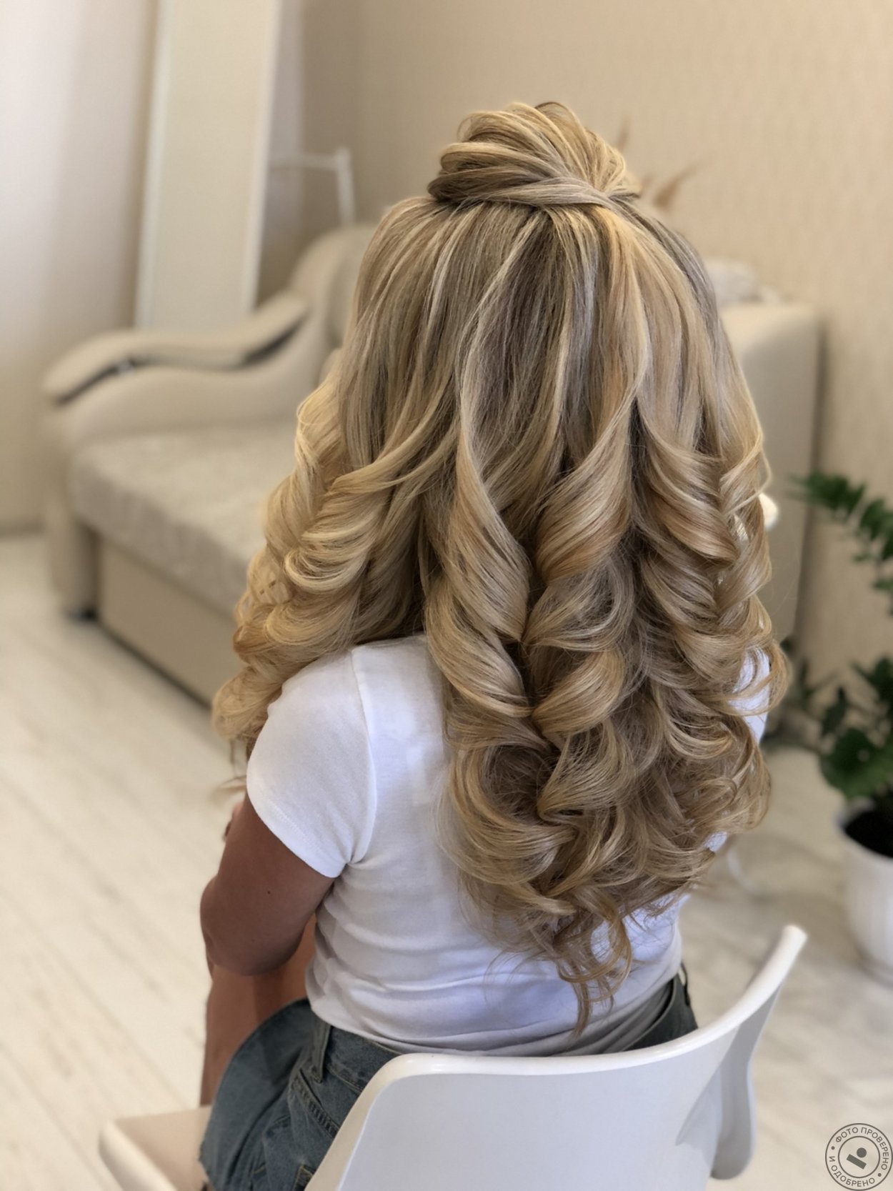 Прически с косами и кудрями
