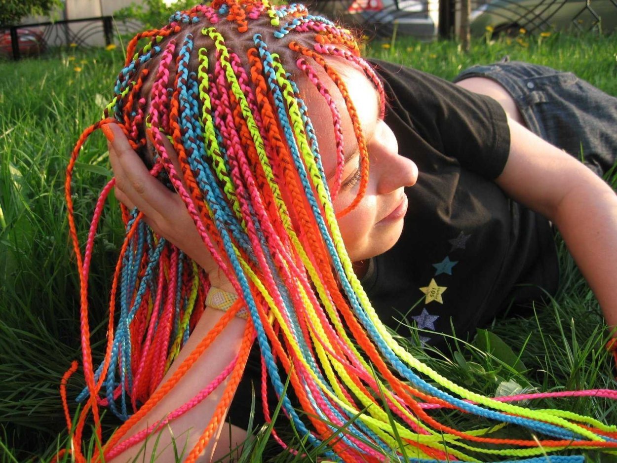 Цветные косички в волосах