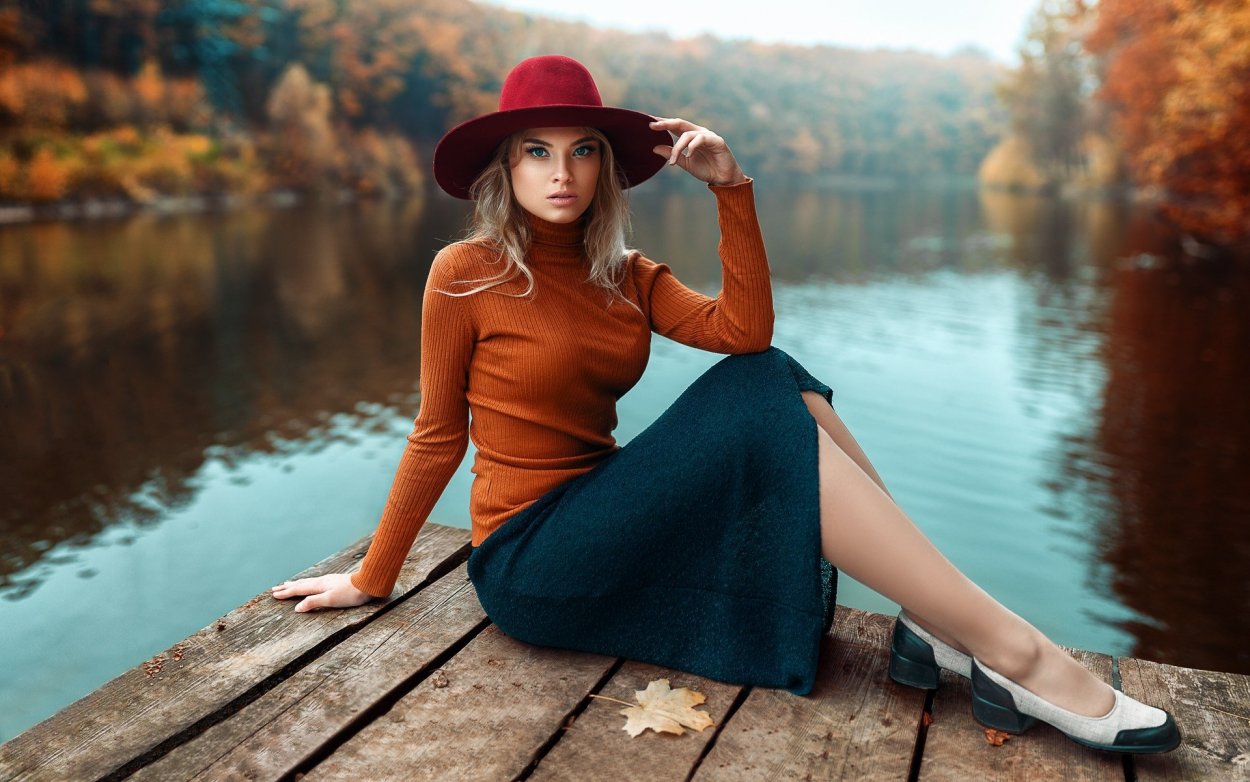 Девушка в шляпе в воде